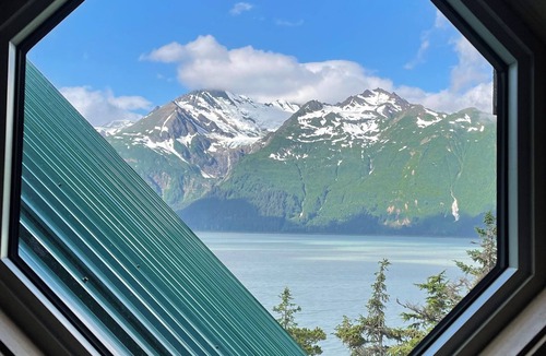 Mud Bay House | Perfect 6-bedroom house in Haines with plenty of space to relax