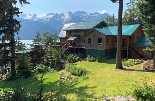 Mud Bay House | Perfect 6-bedroom house in Haines with plenty of space to relax