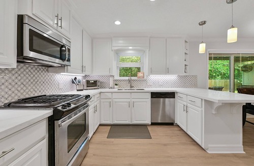 Southwood House | Perfect for Families, King Bed, 85 inch TV, 4 BDRM, Close to Campus,