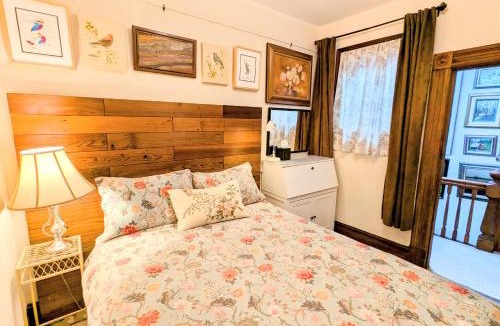 Russian Hill Apartment | Perfect Location - 4BD,1BA - Restored Redwood Home