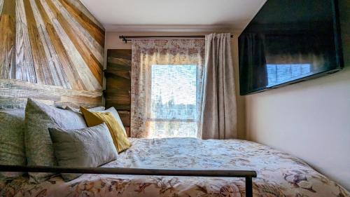 Russian Hill Apartment | Perfect Location - 4BD,1BA - Restored Redwood Home