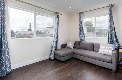 Oakland House | perfect place to stay in the bay. free parking on site