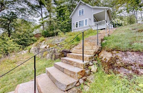Westport House | Periwinkle Cottage | Sunny cottage in Westport Island overlooking the river