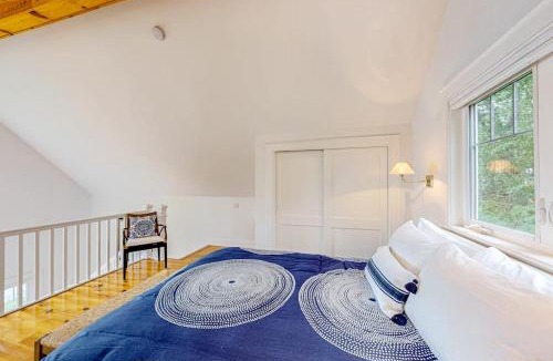Westport House | Periwinkle Cottage | Sunny cottage in Westport Island overlooking the river