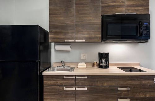 Sundance Hotel | Pet-Friendly 2-Queen Stay | Full Kitchen | 2.7 mi to Skyline Regional Park