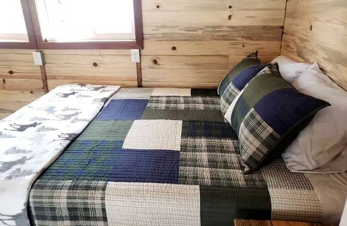 Nabesna Cabin | Pet Friendly Alaskan Cabin for Mountain Glamping in Wrangell St. Elias National Park and Preserve