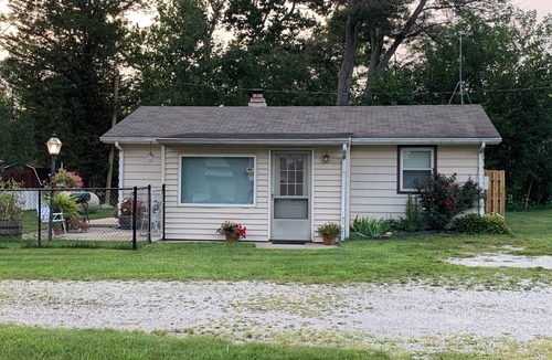 Brimfield Cottage | Pet friendly Charming Lake-Access 2-bedroom Cottage with channel pier, fenced