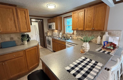 Green Creek House | Pet-Friendly Family Escape- Minutes to Wildwood! Fire-pit Sleeps 5