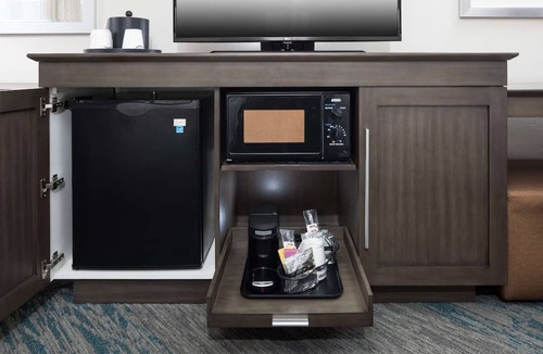 Downtown Fort Lauderdale Hotel | Pet-Friendly Getaway | Outdoor Pool | Free Breakfast | Port Everglades - 3 mi