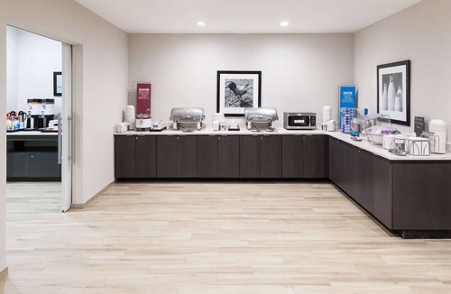 Downtown Fort Lauderdale Hotel | Pet-Friendly Getaway | Outdoor Pool | Free Breakfast | Port Everglades - 3 mi
