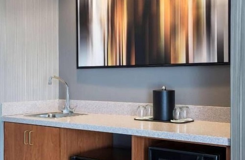 Emeryville Hotel | Pet friendly Property! Indoor swimming pool, close to Tilden Regional Park