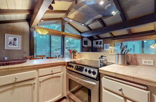 Mammoth Lakes Condo | Pet-Friendly & Rustic, Gas Grill, Quiet Location, Pool/Tennis Courts On-site