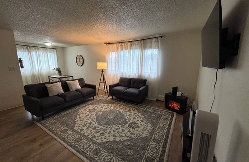 University Area Apartment | Pet-Friendly Stay-Top Floor- FlatTop Nook