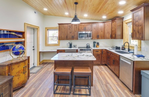 Hickman House | Pets Welcome! Quiet Couple’s Retreat in Lyles