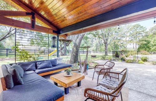 Tomball House | Pool, Hot Tub & Pool Table! Grand Home in Tomball