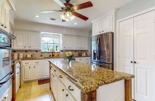 Tomball Cottage | Pool, Hot Tub & Pool Table! Grand Home in Tomball