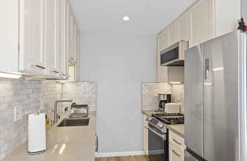 Eureka Valley Apartment | Prime Mid Century Flat in the Castro, In Unit Laundry, On Site Parking.