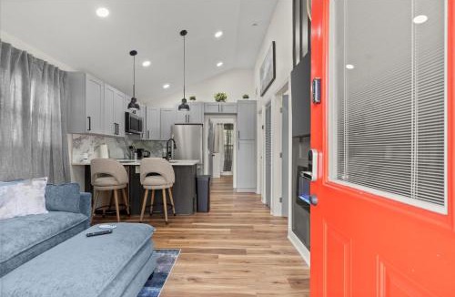Belvedere Park House | Private 2BR 2BA Cottage Full Modern Amenities