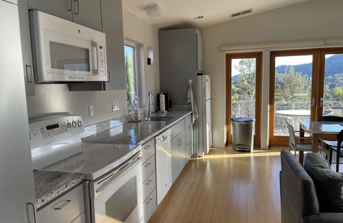 Healdsburg House | Private and Quiet Vineyard Villa with Hot Tub