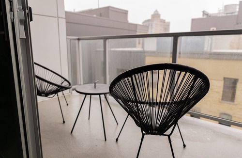 Downtown House | Private Balcony Abstract Apt Dwtn GR w/parking and King Bed