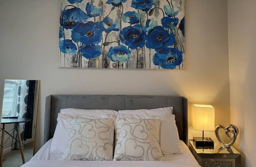Summit Station Apartment | Private Bedroom | free parking | Columbus VivLux A