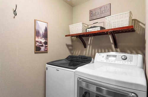 Hollister House | Private HOT TUB! ARCADE in home w/POOL TABLE!