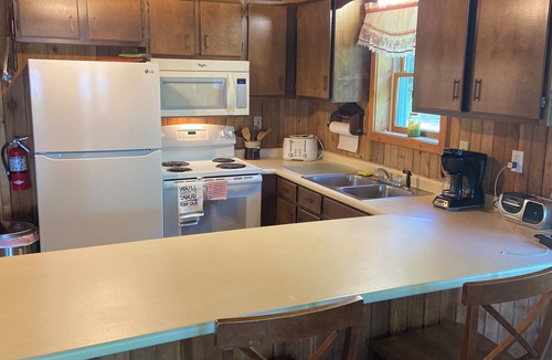 Portage Lake Cabin | Private Lakefront Log Cabin