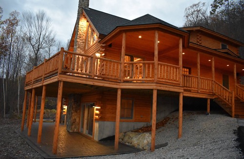 Gilead House | Private Log Cabin with an AMAZING VIREW! Hot Tub and Sleeps up to 14