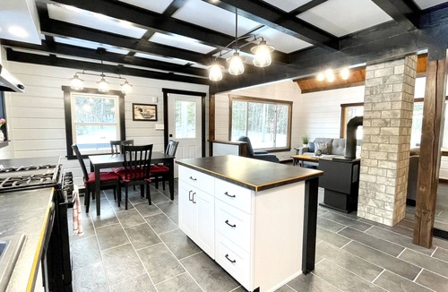 Kents Hill Cabin | Private Lux 14-Acre Lakefront Log Cabin >A/C, Kayaks, Wildlife, Book Summer NOW!