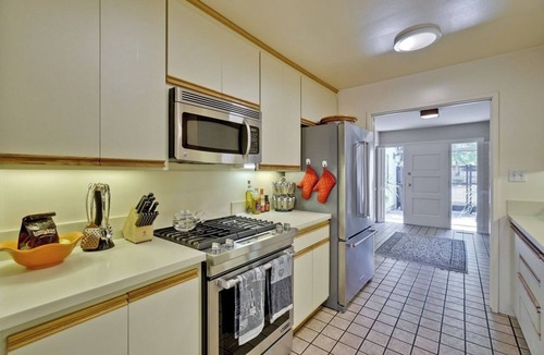 West Menlo Park House | Private Oasis — Comfortable House near Stanford with Beautiful Garden