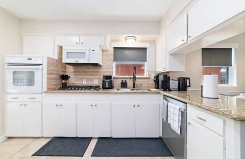 Westbury House | Private Resort-Style Pool, Tiki Cabana Paradise 3BR/2BA Near NRG Stadium