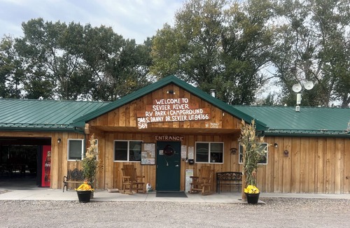 Sevier Cabin | PRIVATE RIVER BRYCE CANYON THEMED CABIN WITH COMPLIMENTARY BREAKFAST & HOT TUBS