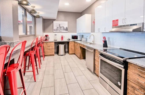 University District Apartment | ⭐Private Studio Apartment ✔️Parking ✔️WiFi ✔️Hot Tub ✔️Kitchens ✔️Fitness Center