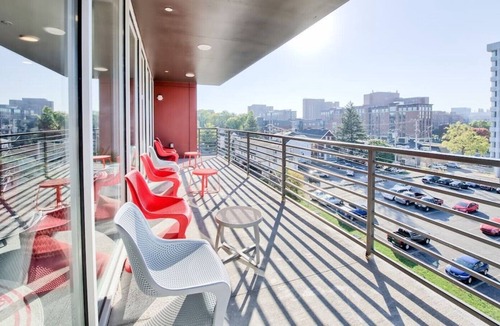 University District House | ✨Private Studio with Laundry Room⏺️Parking🚗Fitness Gym💪| Extended Stay Ready✨