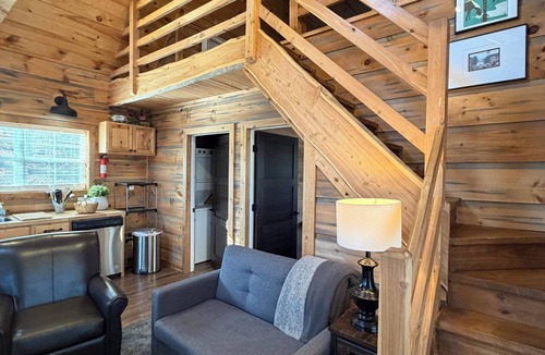 Christian County Cottage | Quaint cottage with 3 queen beds and screened porch.