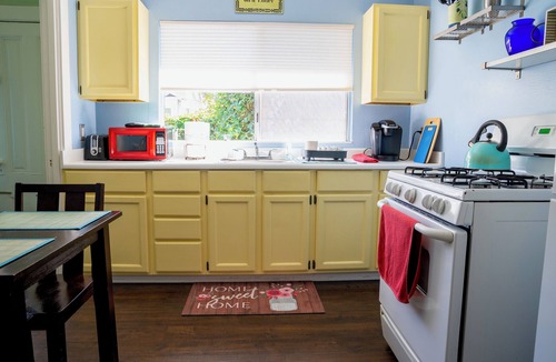 West Alameda Cottage | Quaint early 1900's Cottage close to beach & shops with high speed internet