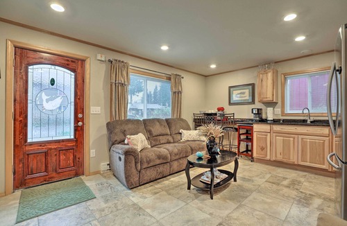 Mendenhaven Apartment | Quaint Juneau Apt w/Scenic Mountain Surroundings!