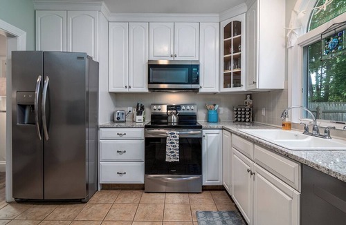 Wakefield-Peacedale House | Quaint/updated. Downtown Wakefield/shops/bike path. Narragansett Beaches 3 mi.