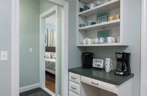 Wakefield-Peacedale House | Quaint/updated. Downtown Wakefield/shops/bike path. Narragansett Beaches 3 mi.