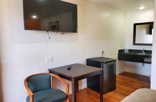 Oakland Apartment | Queen Bed Non-Smoking