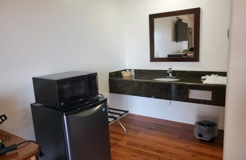 Oakland Apartment | Queen Bed Non-Smoking