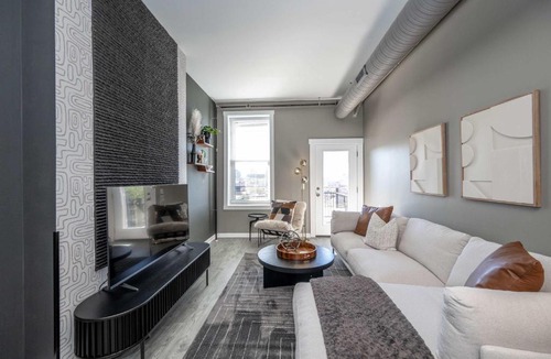Mount Auburn Apartment | Queen City Views 4 Chic Apt