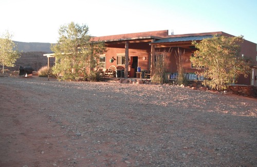 Moab Cabin | Queen, river view, disc golf, kayaks, ATV, wildlife, hiking, beach, pet friendly