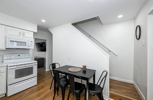 Bedford House | Quiet 2BR Home Fast Wi-fi/Parking & Laundry