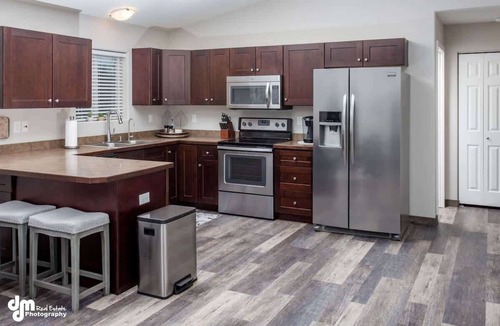 Meadow Lakes House | Quiet 3BR Getaway w/Full Kitchen & Laundry!