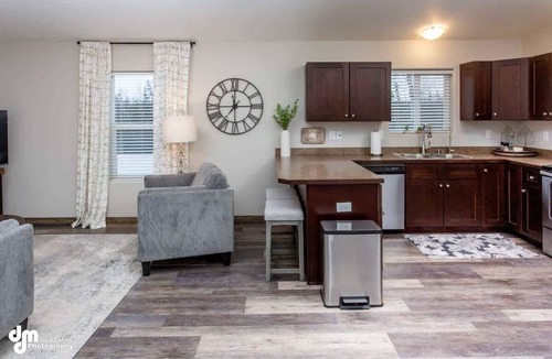 Meadow Lakes House | Quiet 3BR Getaway w/Full Kitchen & Laundry!