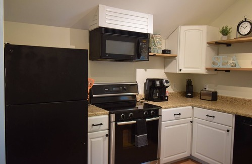 Ocean Pines Apartment | Quiet coastal retreat, minutes from Ocean City, MD, full kitchen.