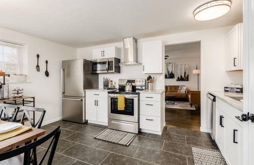 Columbus House | Quiet Comfy 3Bd/2B Home w/Hot Tub, Deck & Fire Pit