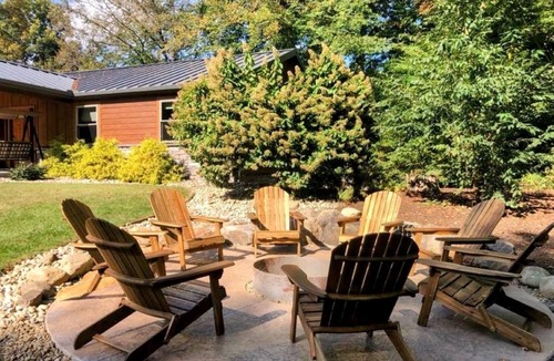Dundee House | Quiet, country home with luxury amenities.
