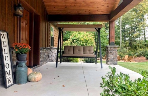 Dundee House | Quiet, country home with luxury amenities.